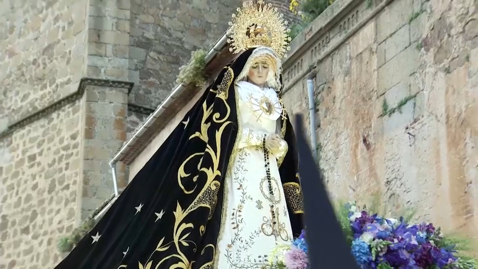 La cofradía de Nuestra Señora de la Soledad y El Santo Sepulcro han tomado las calles de Plasencia