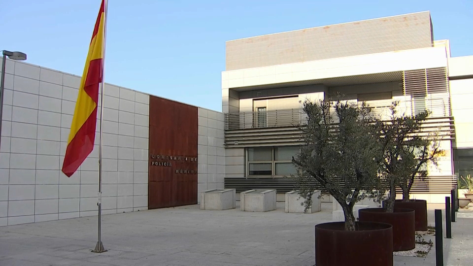 Detenida una mujer de 53 años en Mérida por contratar tres líneas de teléfono con un DNI extraviado