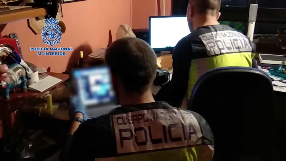 Detenidas 35 personas por almacenar e intercambiar pornografía infantil, una de ellas en Cáceres