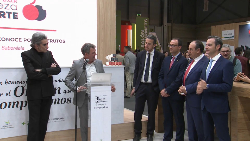 Mario Vaquerizo recibe el Premio a la Excelencia Picota del Jerte 2025 como "un lujo y un honor"