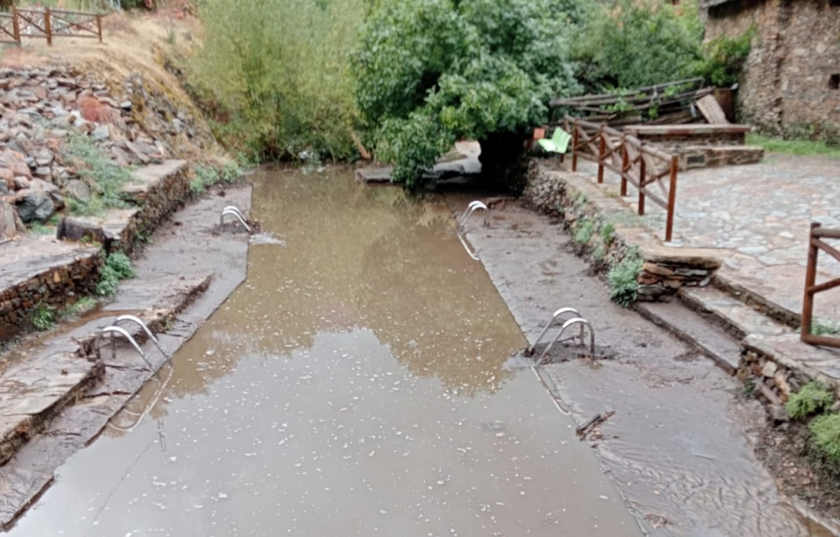 Piscina de Riomalo de Arriba con chapapote