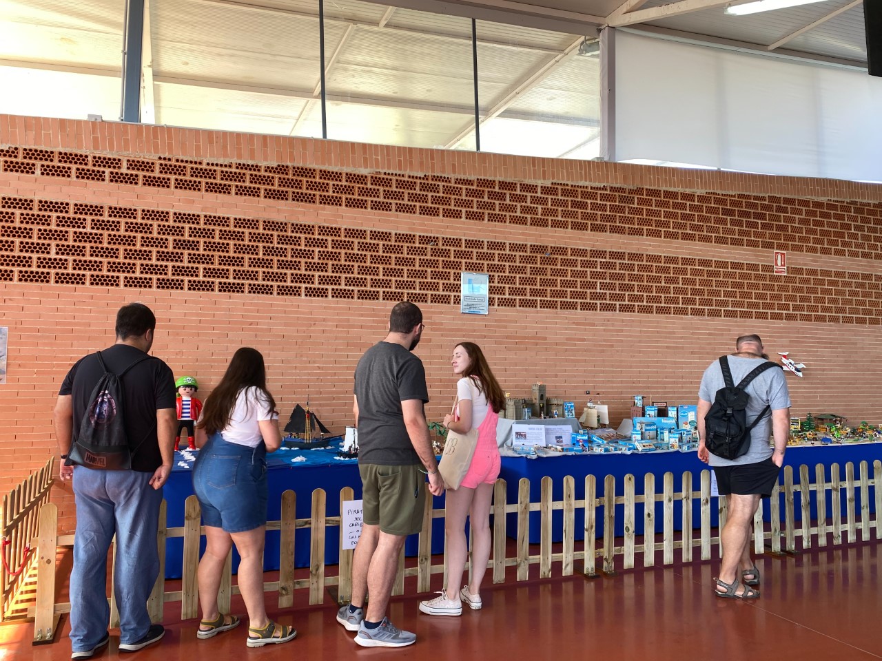 Visitantes de la exposición en San Vicente de Alcántara