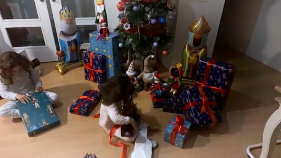 Miles de niños y niñas abren sus regalos con nervios y emoción tras la visita de los Magos de Oriente