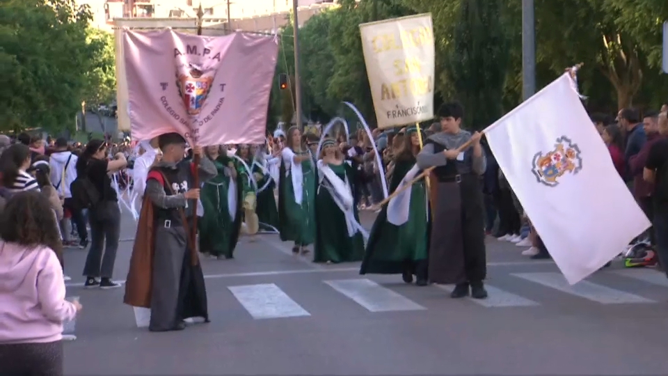 Más de 3.200 personas y 26 dragones participan este martes en el desfile de San Jorge de Cáceres