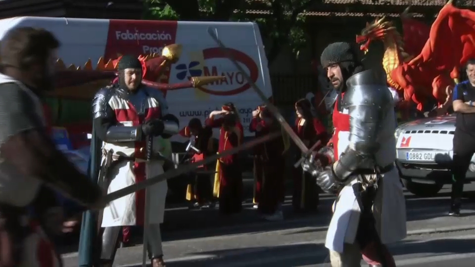 Más de 3.200 personas y 26 dragones participan este martes en el desfile de San Jorge de Cáceres
