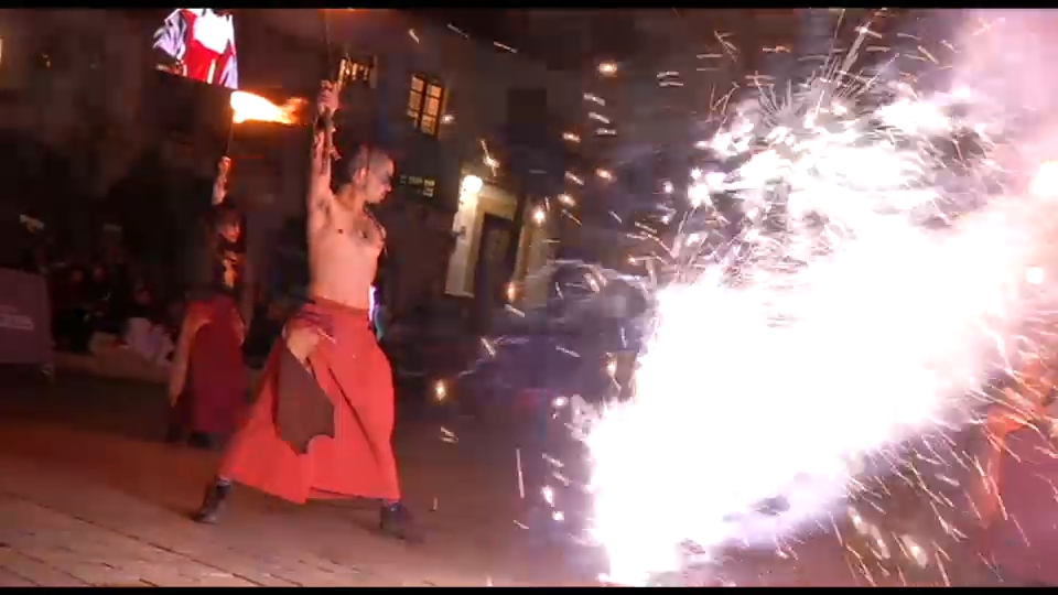 Más de 3.200 personas y 26 dragones participan este martes en el desfile de San Jorge de Cáceres