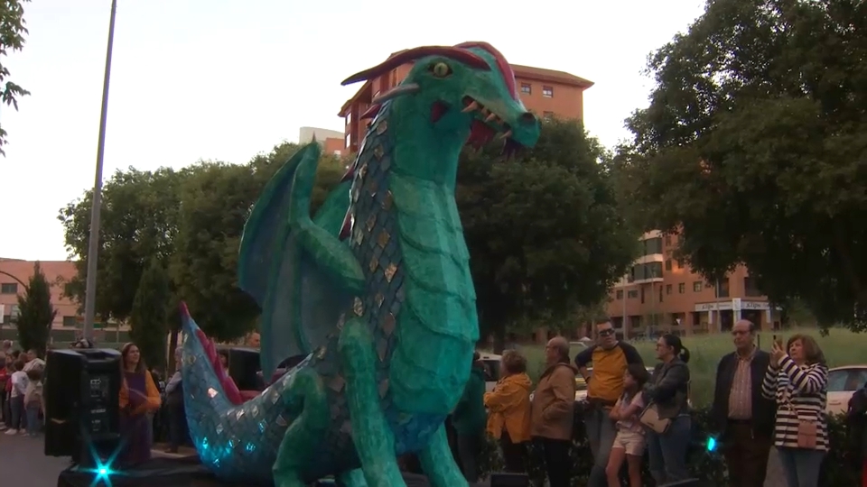 Más de 3.200 personas y 26 dragones participan este martes en el desfile de San Jorge de Cáceres
