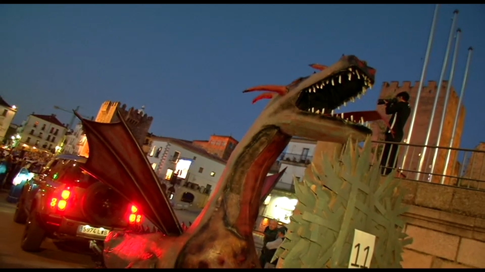 Más de 3.200 personas y 26 dragones participan este martes en el desfile de San Jorge de Cáceres