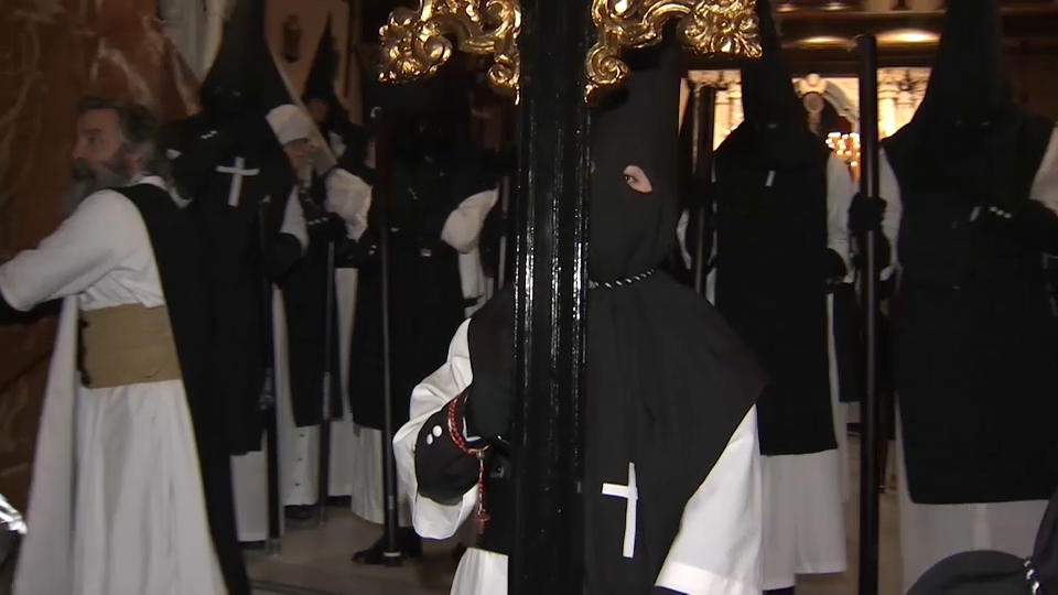 El Santo Entierro y la Soledad de luto salen este Viernes Santo en Badajoz mirando al cielo por la lluvia