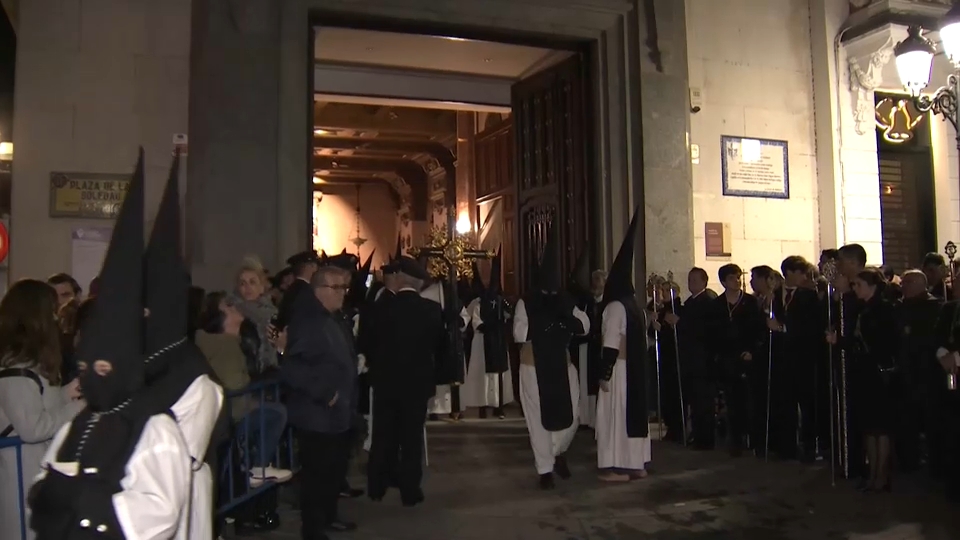 El Santo Entierro y la Soledad de luto salen este Viernes Santo en Badajoz mirando al cielo por la lluvia