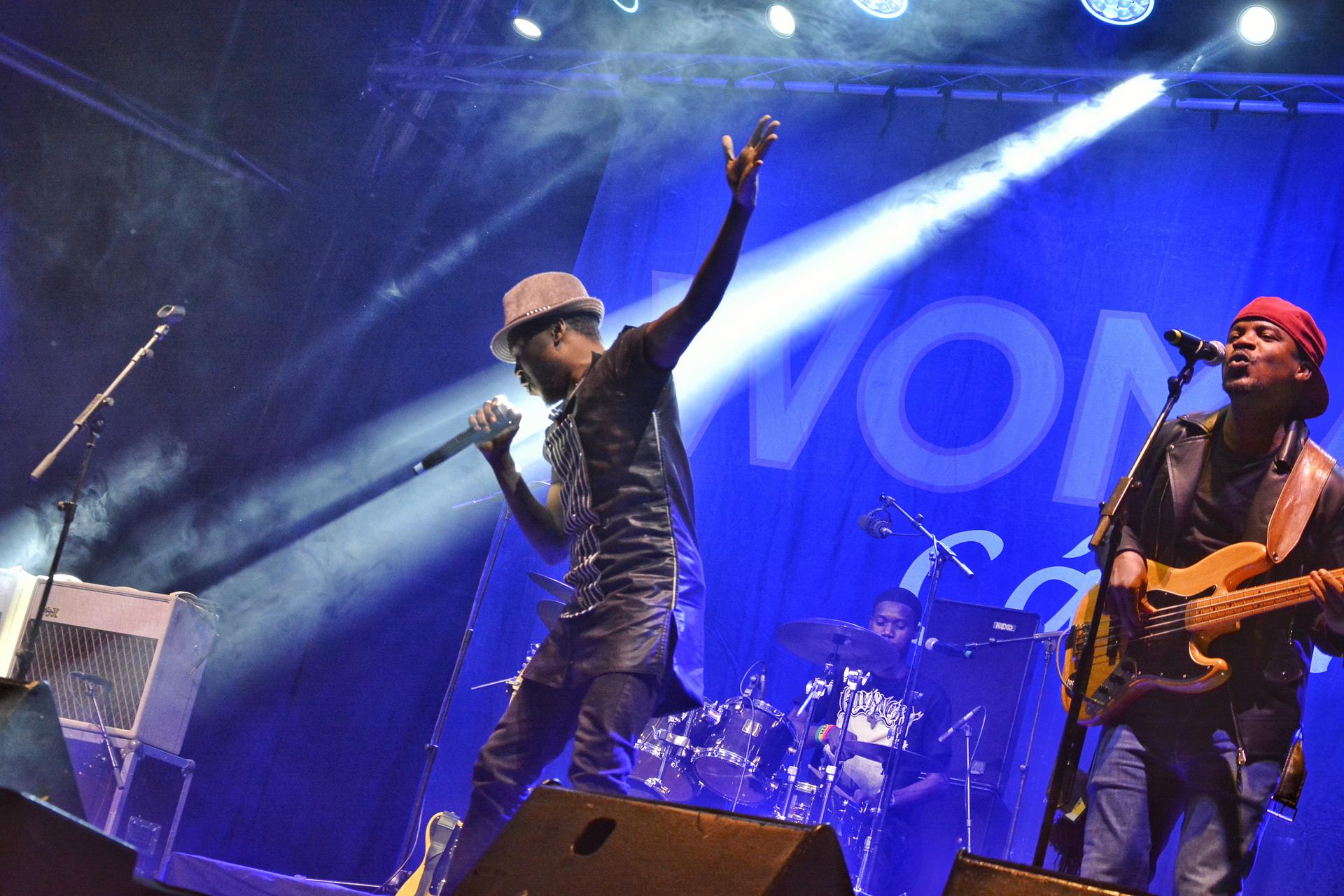 Songhoy Blues durante su concierto que cerró la jornada del viernes del festival