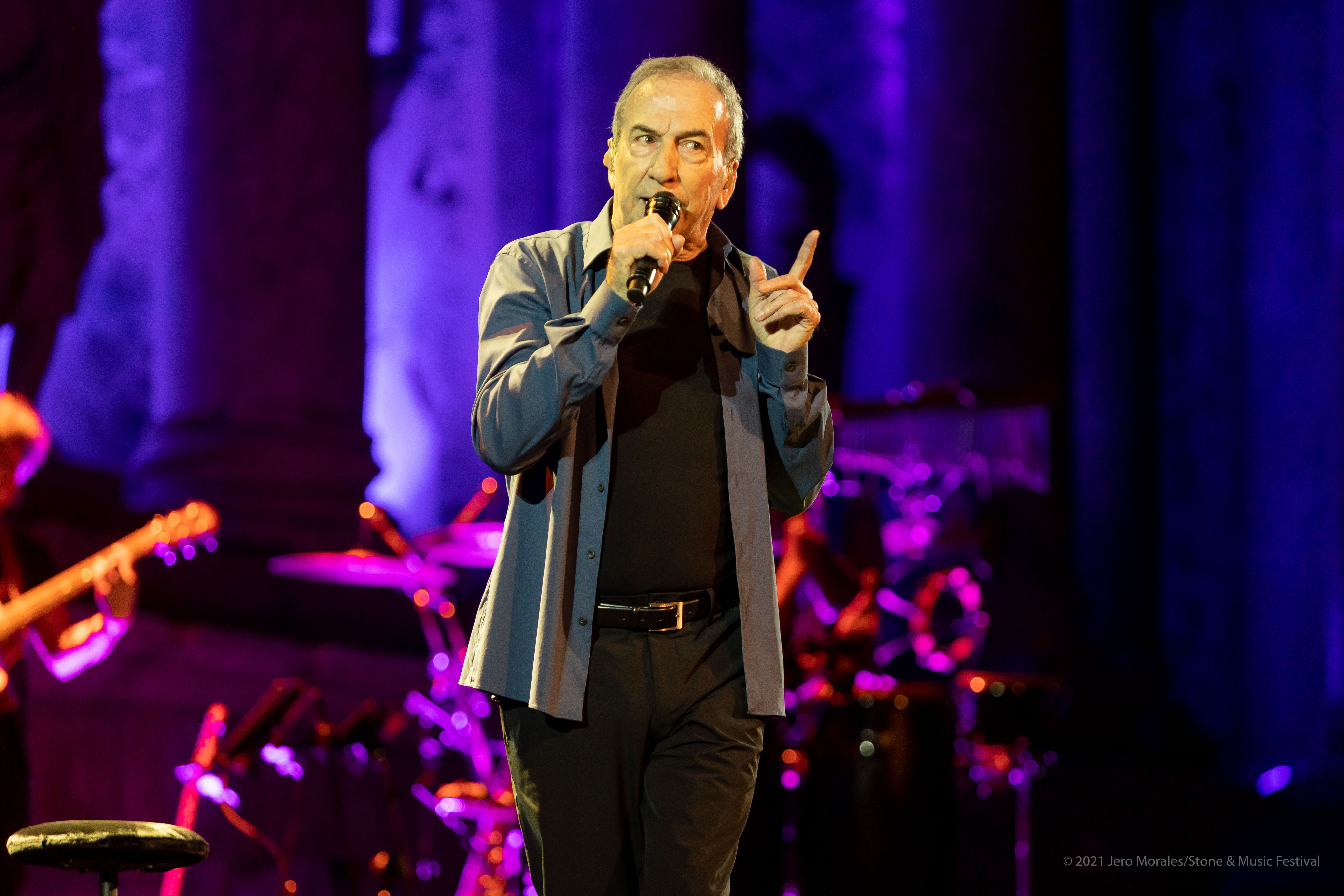 José Luis Perales, interpretando uno de sus temas