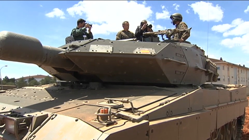 La alemana Rheinmetall, con dos plantas de armas en Extremadura, se alía con Indra para la modernización de tanques