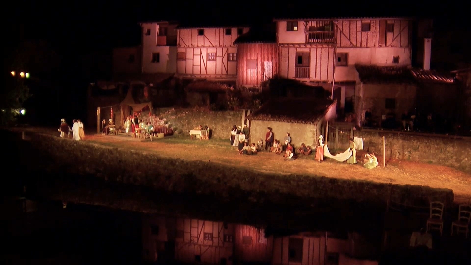 Pueblos convertidos en teatros y vecinos transformados en actores para mantener vivas sus tradiciones