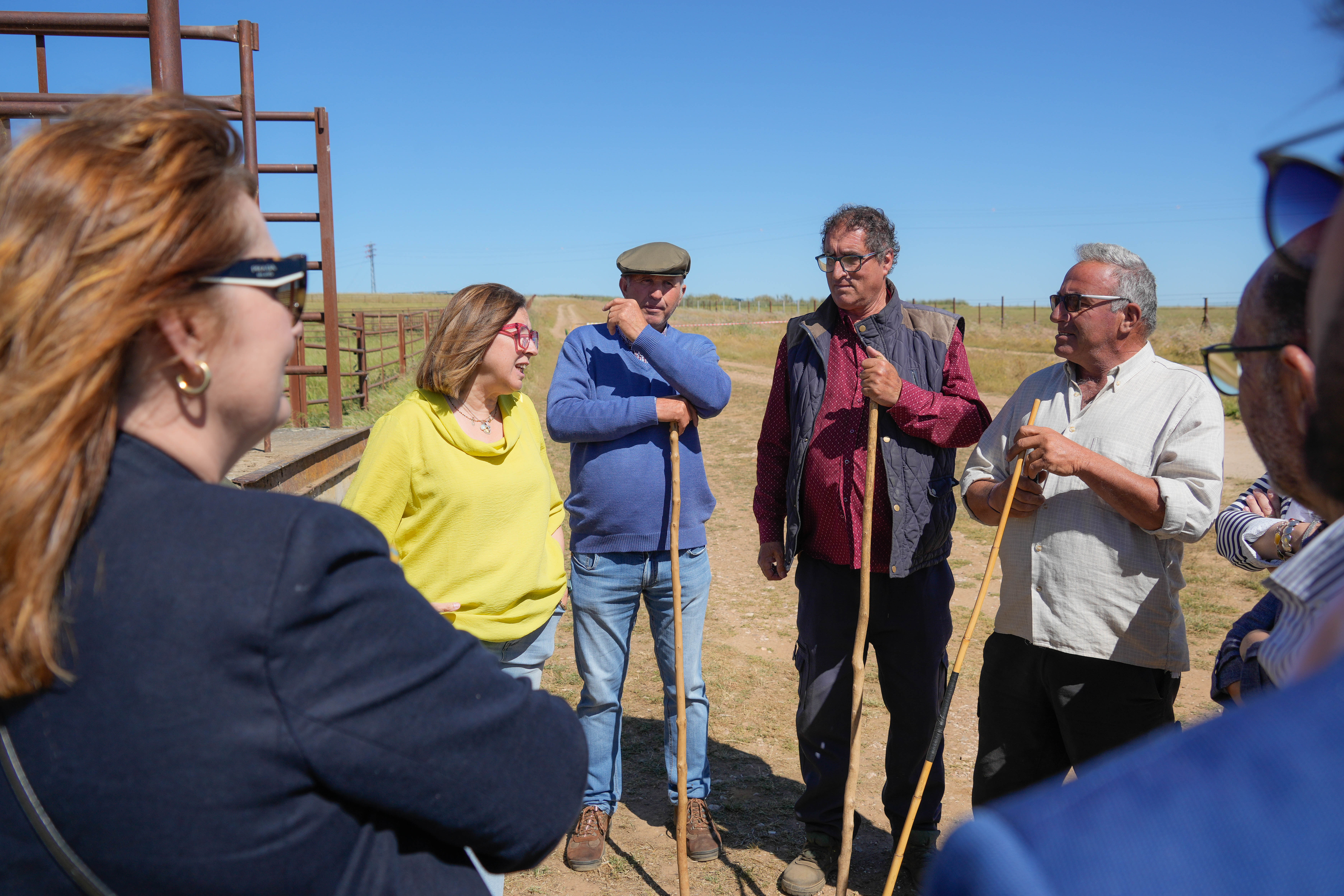 La consejera de Agricultura, Ganadería y Desarrollo Sostenible, Mercedes Morán, ha inaugurado este viernes la primera edición de la Feria de Ganado de Torremocha, evento al que ha calificado como "un testimonio del espíritu emprendedor y del profundo arraigo de esta tierra con la actividad ganadera".  Morán también ha destacado la "importancia fundamental" del sector ganadero para la economía, el mantenimiento del mundo rural y la vida de muchas familias extremeñas.  Por ello, ha felicitado al Ayuntamiento de Torremocha, a los organizadores, a los ganaderos y a todos los vecinos que han hecho posible este evento.  "Celebrar una primera feria siempre es un hito importante, una apuesta valiente por visibilizar el trabajo diario, la dedicación y la calidad de nuestra ganadería", ha remarcado.  Del mismo modo, Morán ha expuesto algunas de las medidas adoptadas por la Junta para ofrecer un "apoyo real y efectivo" a los ganaderos extremeños, poniendo en marcha medidas concretas para facilitar su labor, mejorar su competitividad y garantizar la sostenibilidad de sus explotaciones.  Así, ha destacado el cambio en el criterio de pago de la PAC 2024 ya que se ha decidido no retener expedientes con incidencias menores, lo que ha permitido dar liquidez a las explotaciones, pagando el 86,96 por ciento de los posibles perceptores del anticipo en 2024.  También ha subrayado que, por primera vez, se han abonado las ayudas al vacuno y ovino/caprino de carne a principios de año, a diferencia de antes, que se realizaban entre marzo y abril.  Del mismo modo, ha explicado que están a punto de salir las ayudas para ganaderos afectados por la lengua azul y ha indicado que se está trabajando en la creación del Consejo Asesor de Salud Animal de Extremadura, ha informado la Junta en nota de prensa.  Finalmente, Morán ha resaltado que la Junta estará al lado de iniciativas como esta I Feria de Ganado por contribuir al desarrollo y al prestigio de la ganadería regional.