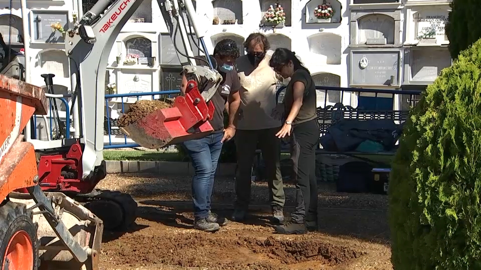 Trabajos de la miniexcavadora junto al equipo de arqueólogos 