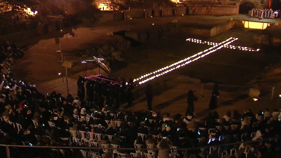 La emoción del Vía Crucis en el Anfiteatro Romano toma la madrugada emeritense