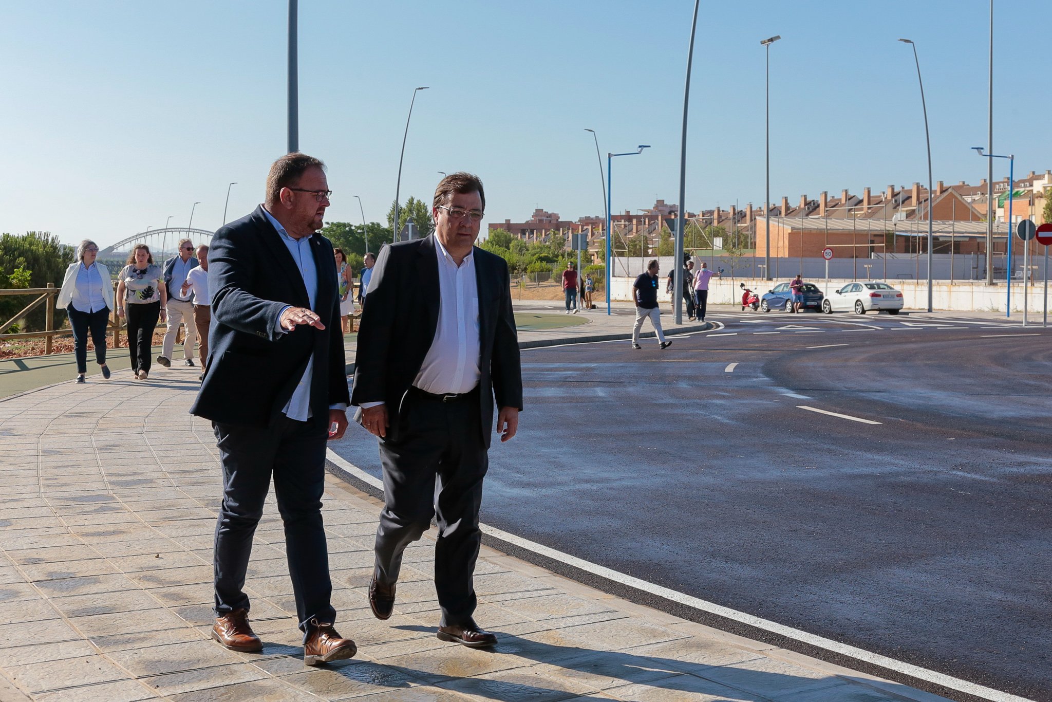 Guillermo Fernández Vara y Antonio Rodríguez Osuna, durante la inauguración del desdoblamiento