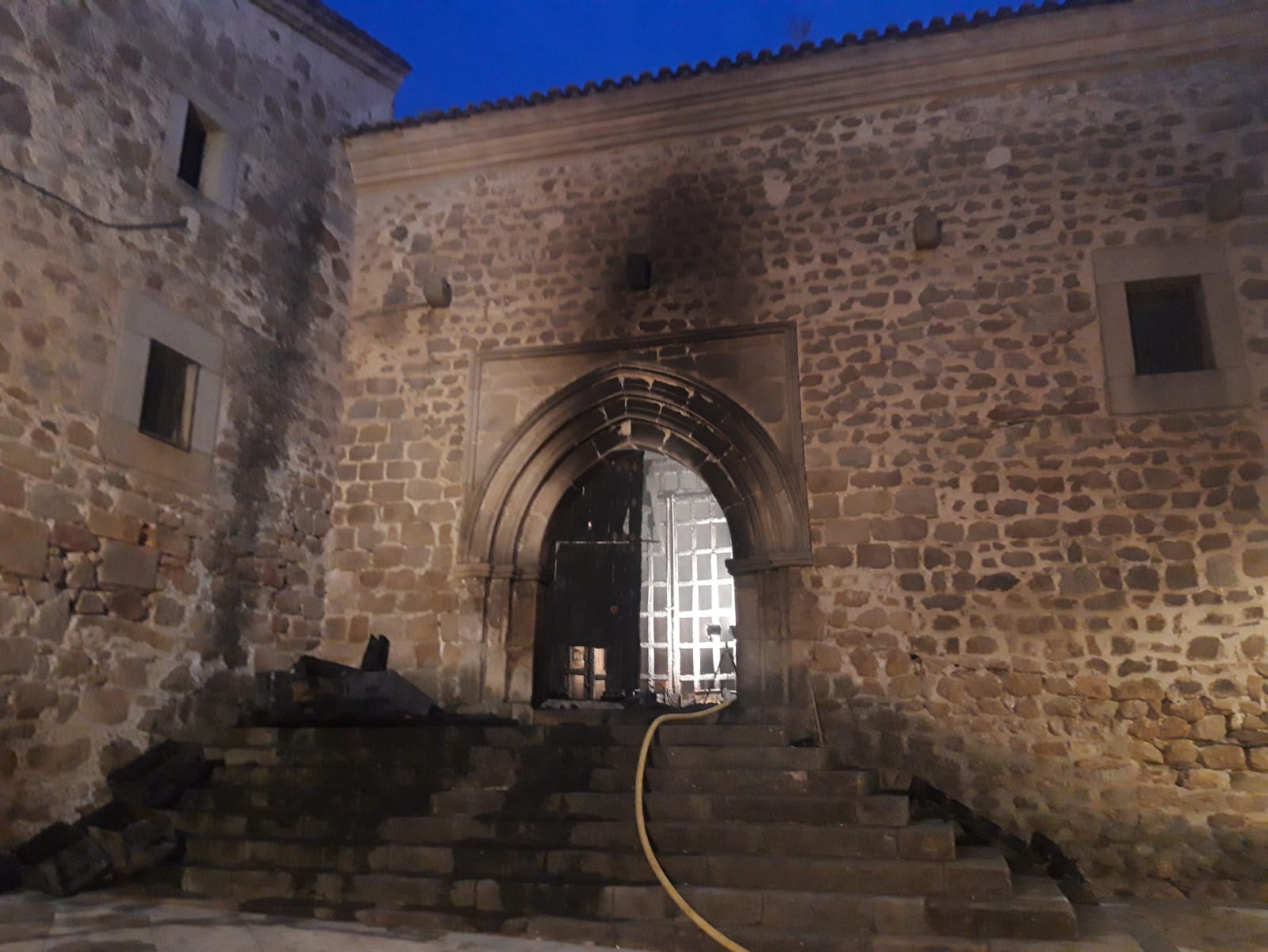 Imagen de la fachada de la iglesia tras ser sofocado el incendio