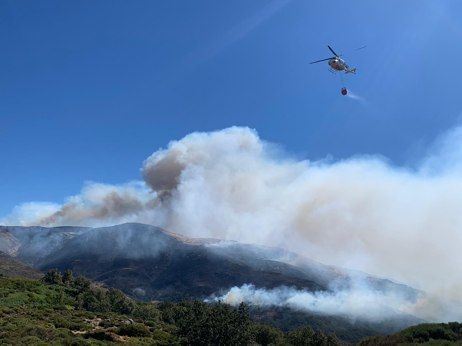 Imagen del incendio a media mañana 