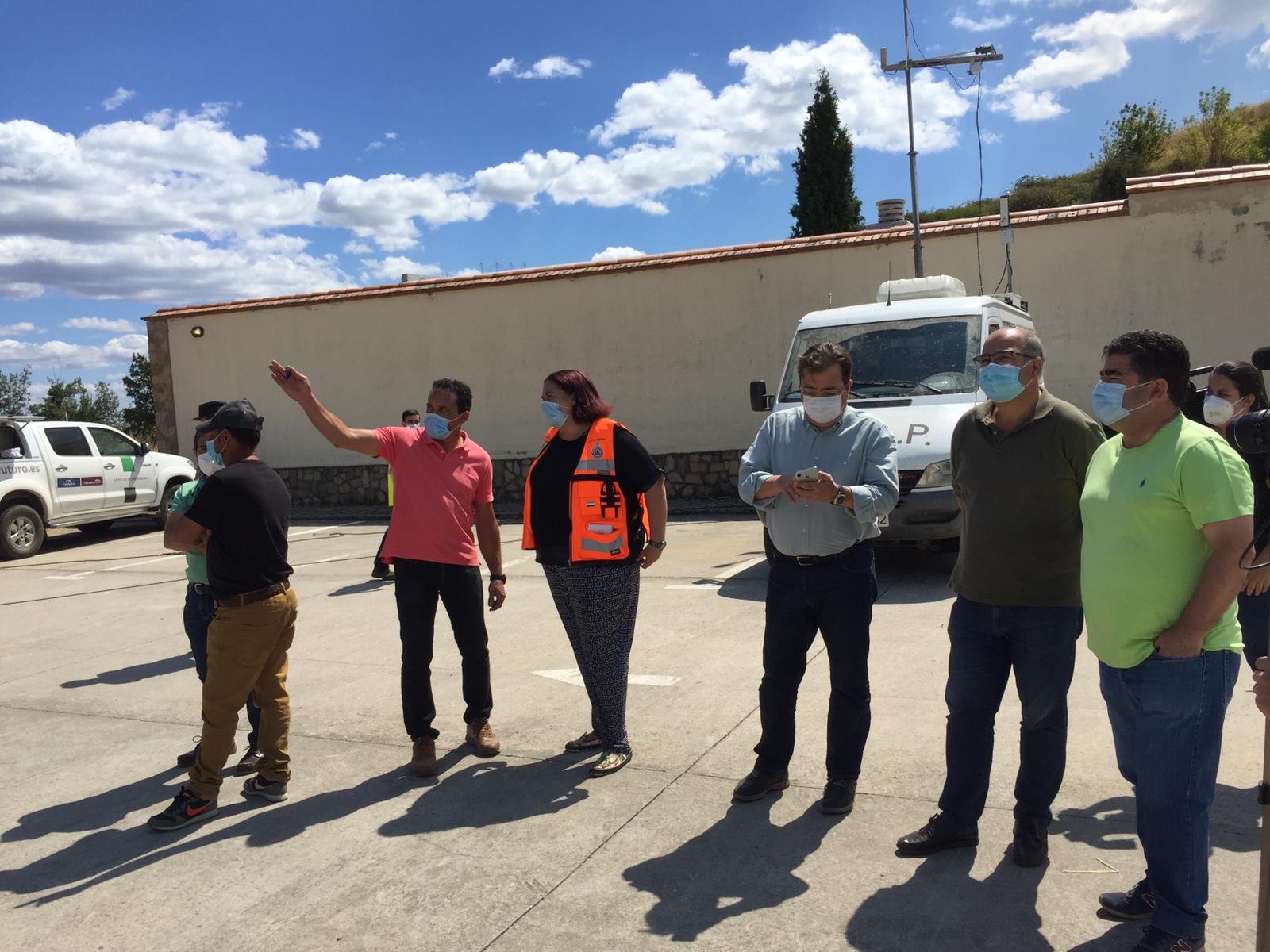 El presidente de la Junta de Extremadura, Guillermo Fernández Vara, ha llegado al puesto de mando de Cabezuela del Valle para seguir la evolución de los incendios.