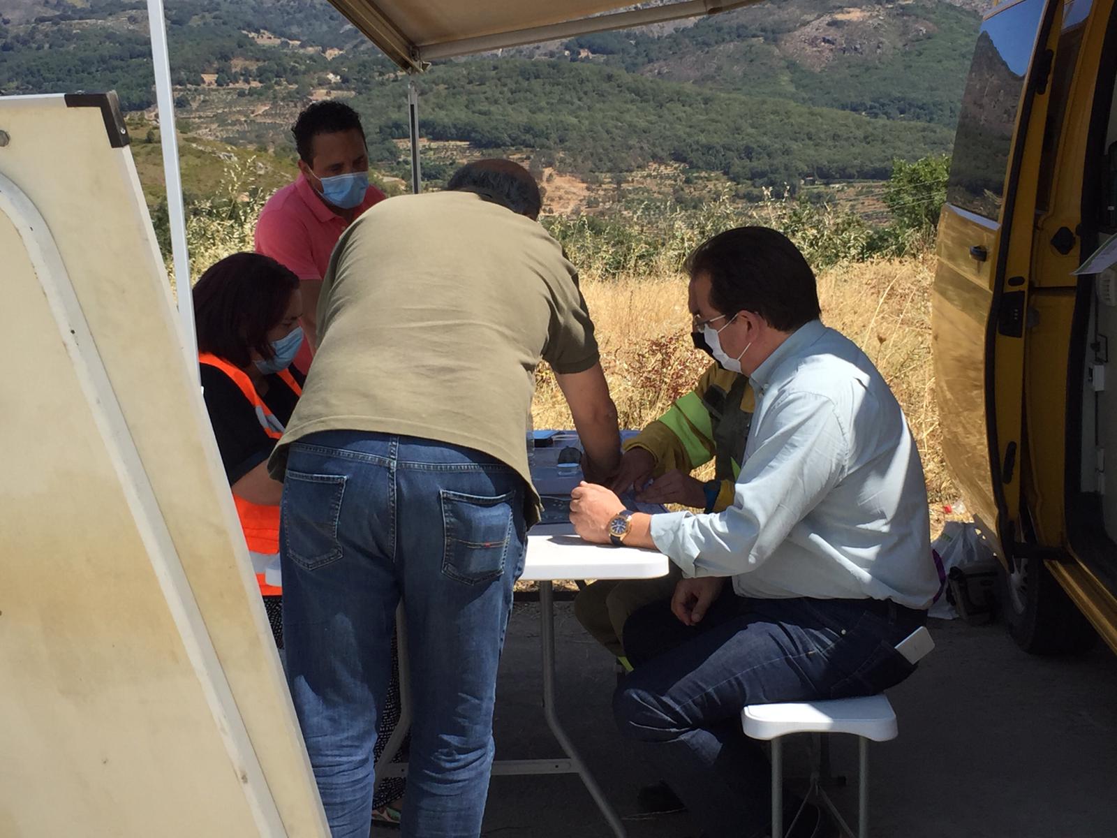 El presidente de la Junta de Extremadura, Guillermo Fernández Vara, ha llegado al puesto de mando de Cabezuela del Valle para seguir la evolución de los incendios.