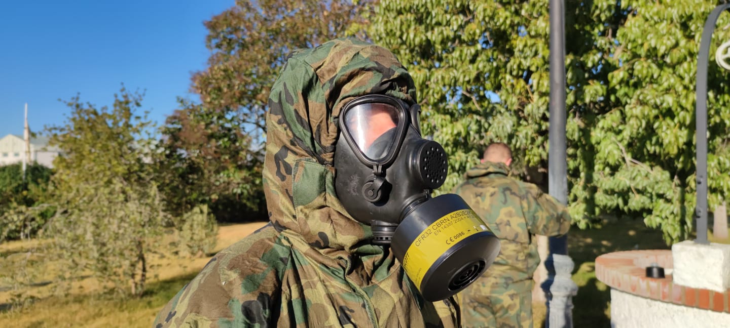 Militar desinfectando la residencia "Los Olivos" de Mérida