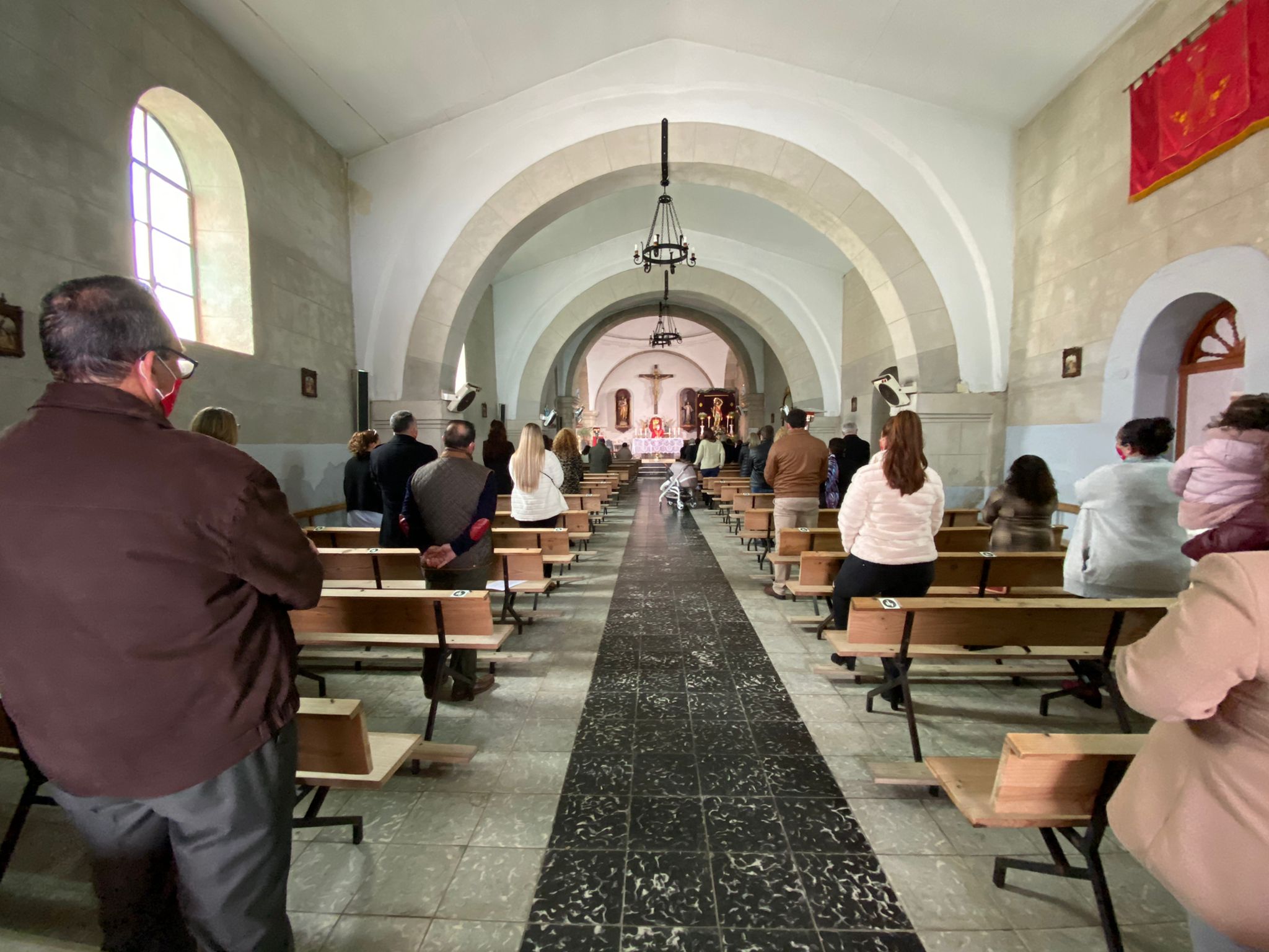 Interior de la Iglesia de San Juan Bautista, Acehúche, con aforo reducido