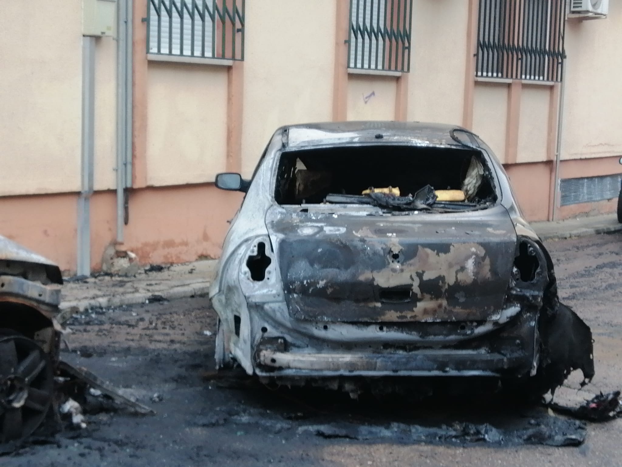 Coches calcinados tras el incendio