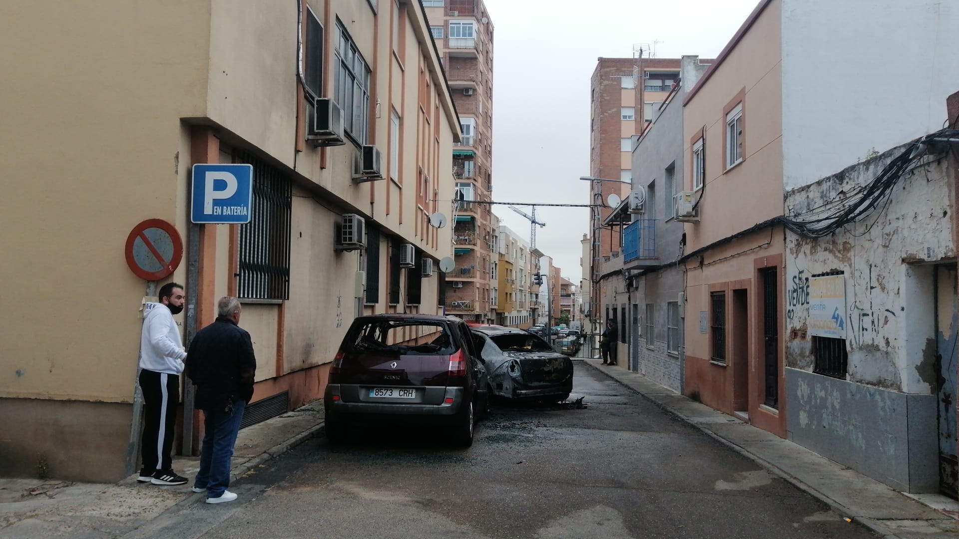 Coches calcinados tras el incendio