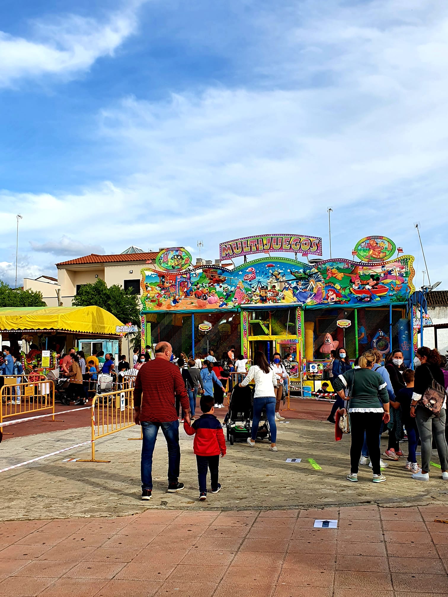 Padres y niños yendo a las atracciones de feria