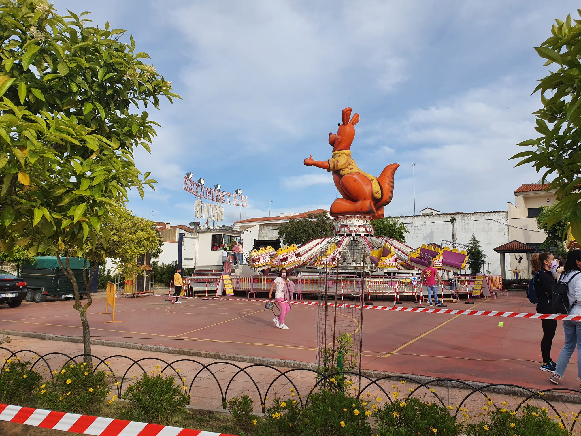 Padres y niños yendo a las atracciones de feria