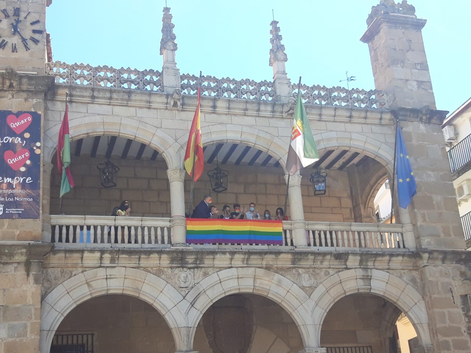 El Ayuntamiento de Plasencia luce la bandera LGTBI