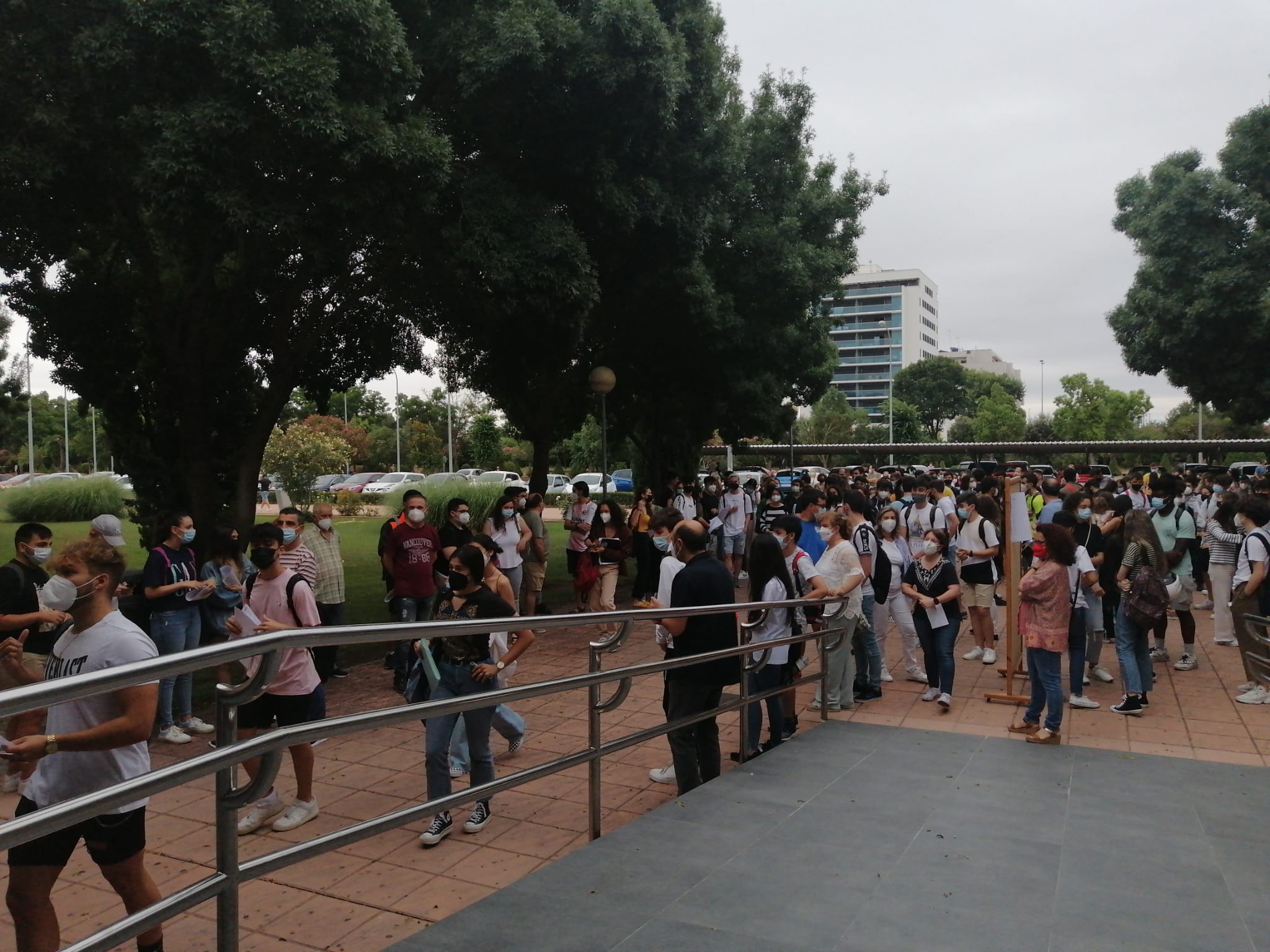 Alumnos esperando en la sede de Badajoz para realizar los exámenes