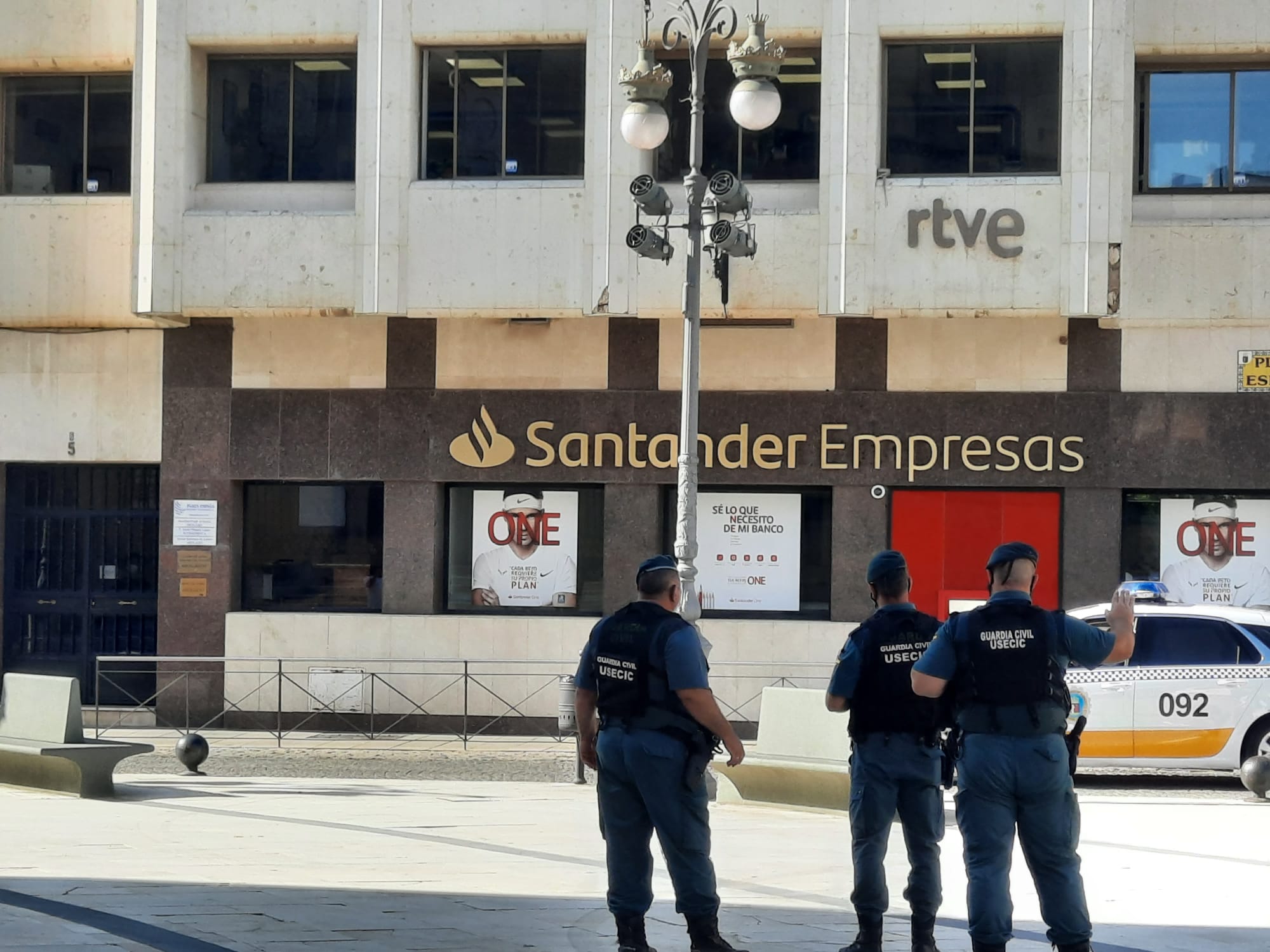 Agentes de la Guardia Civil, en el registro del edificio de la Plaza de España