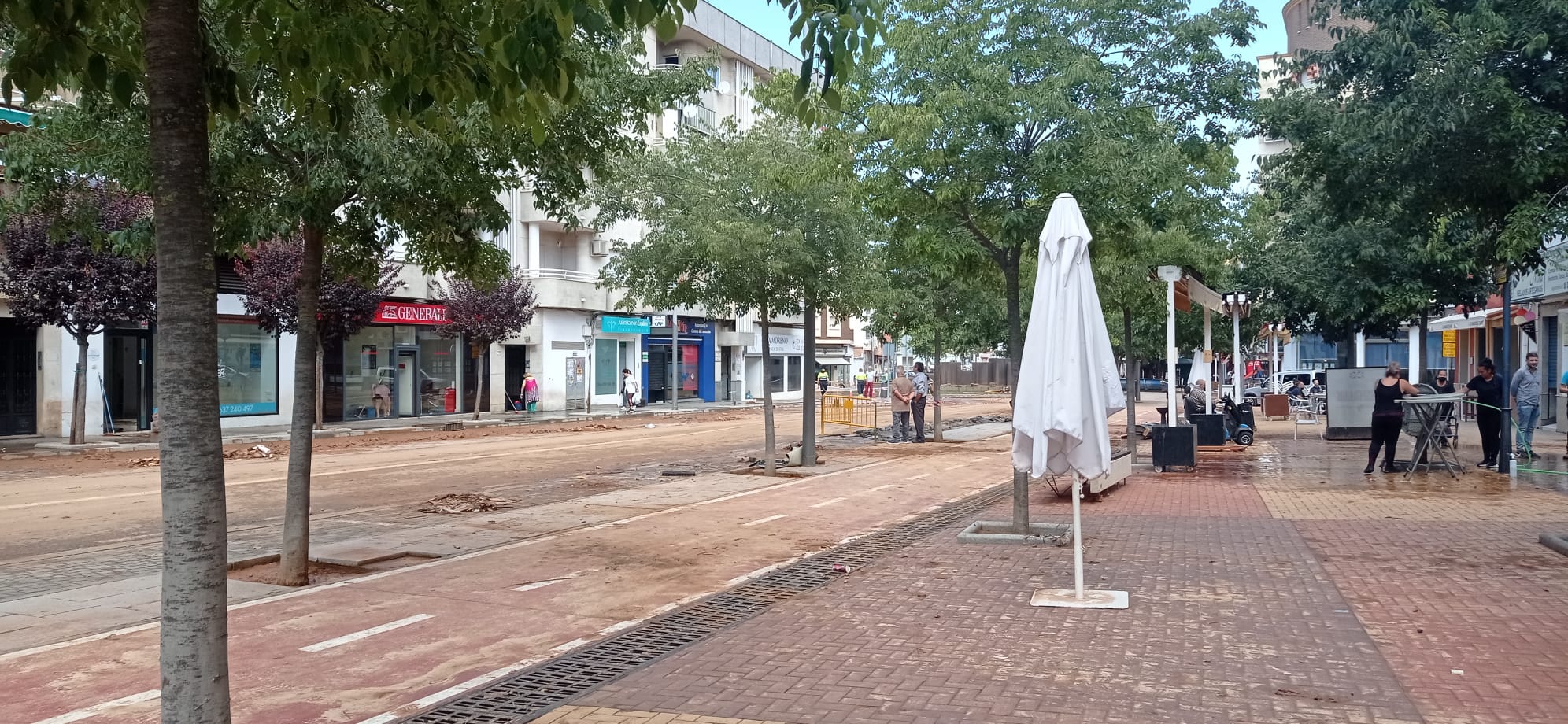 Calle embarrada tras la tormenta