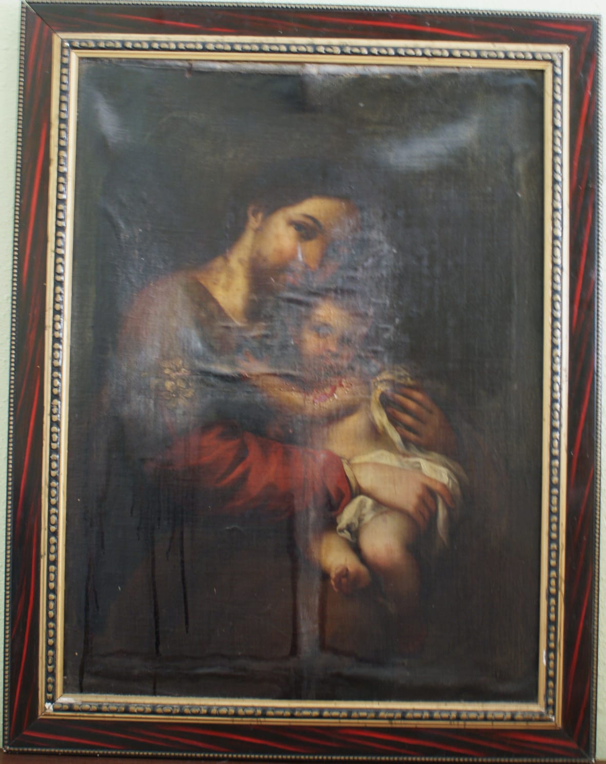 Cuadro 'San José con el niño', expuesto en la iglesia de San Agustín, en Badajoz. Antes de ser restaurado.
