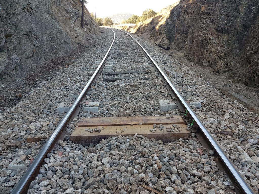 Traviesas de madera en el tramo Brazatortas-Guadalmez