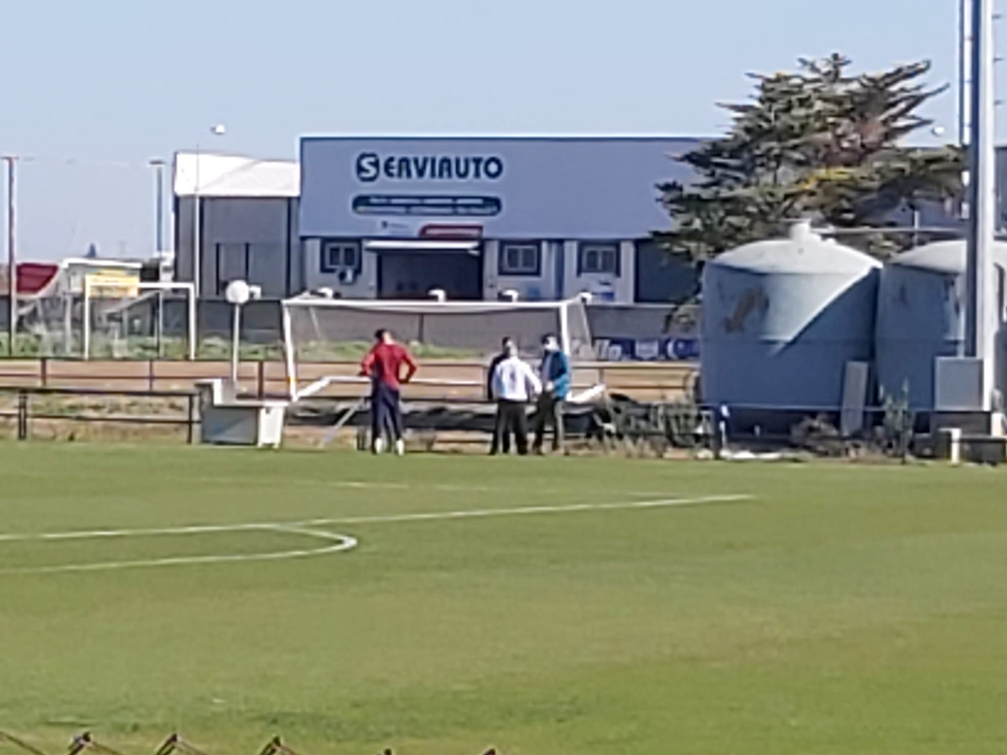 Inspectores conversando con jugadores del Extremadura UD