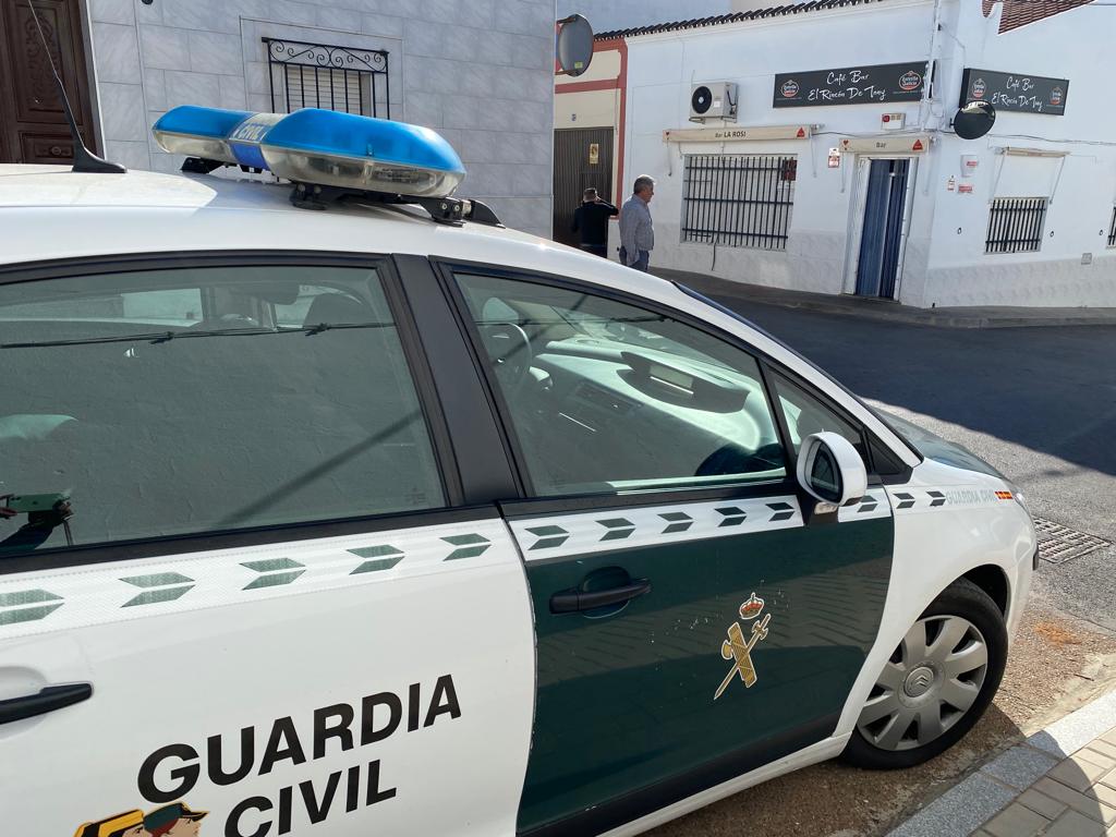 Patrulla de la Guardia Civil participando en la búsqueda de los atracadores