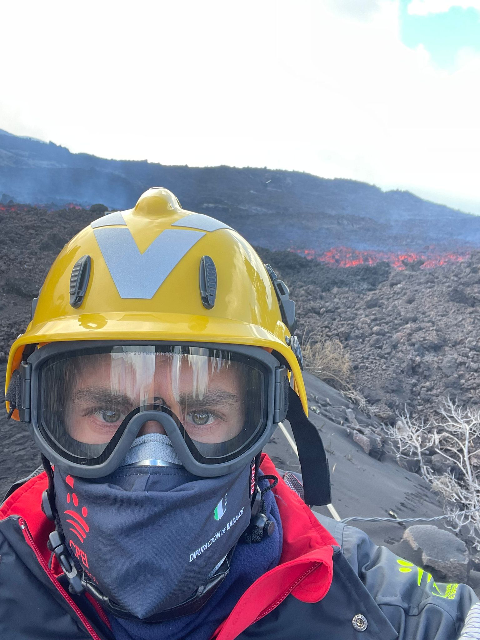 Bombero en la zona del volcán