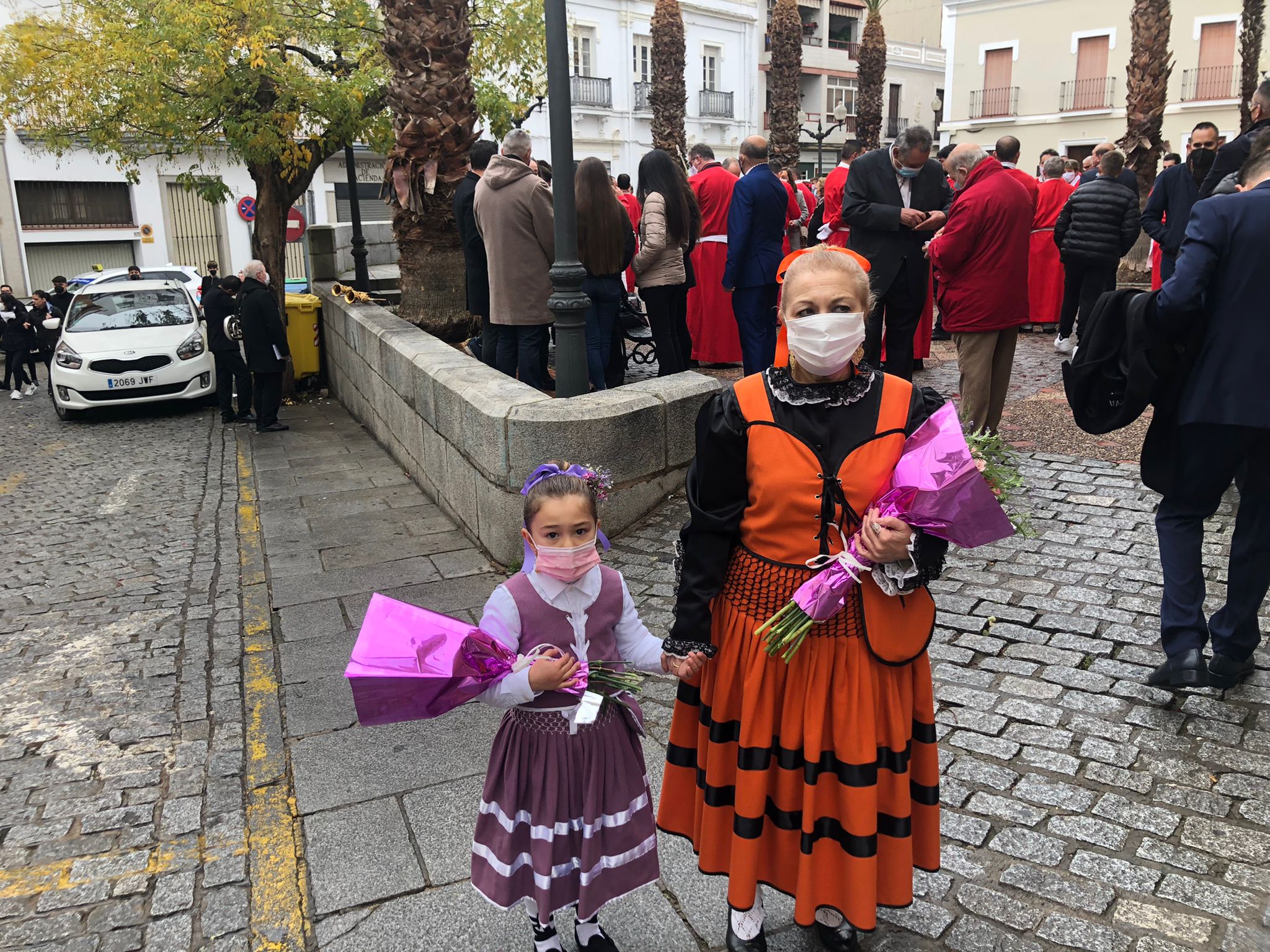 Abuela y nieta en la ofrenda floral a Santa Eulalia