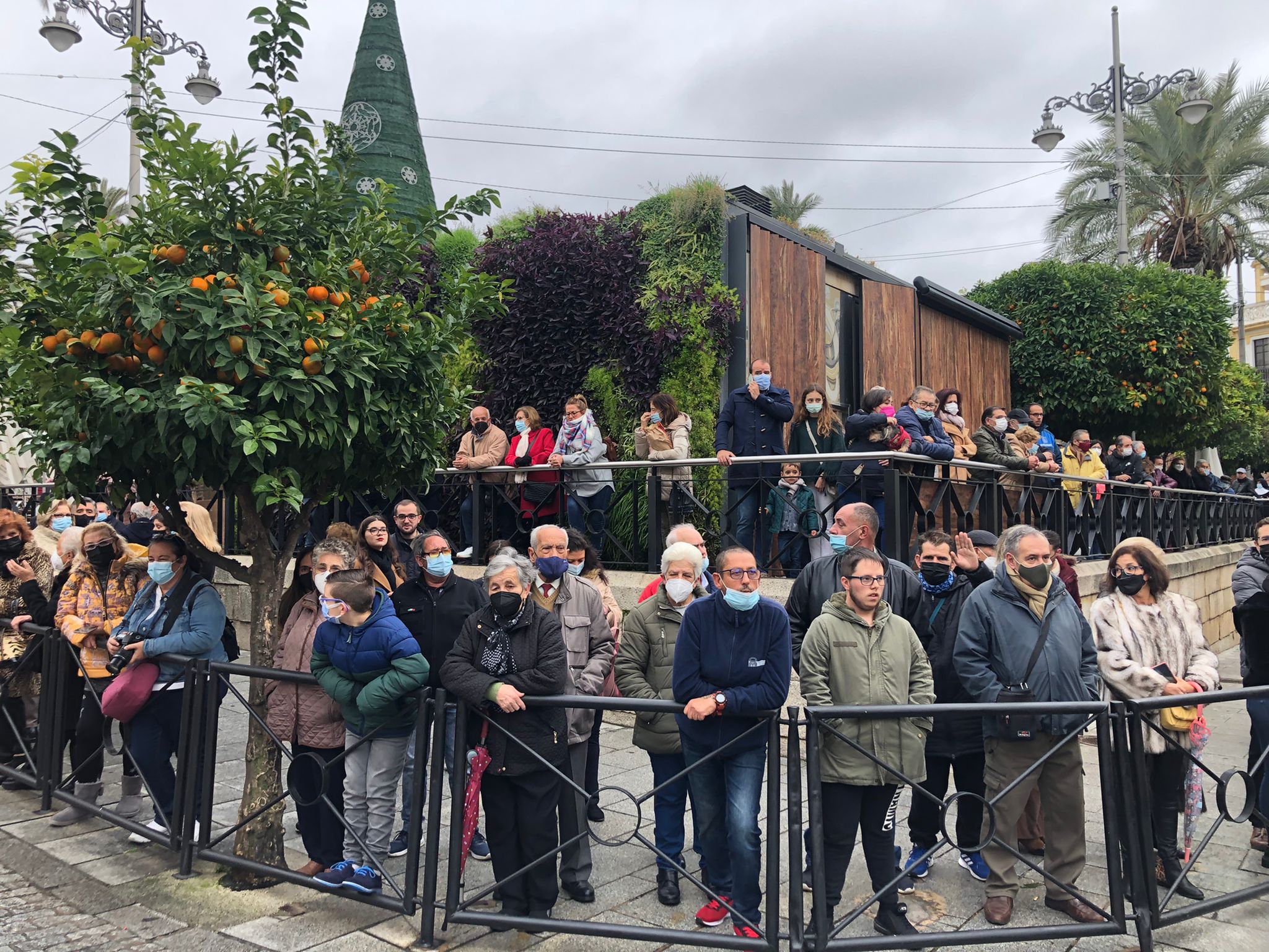 Emeritenses esperando la salida de la Mártir de la Concatedral