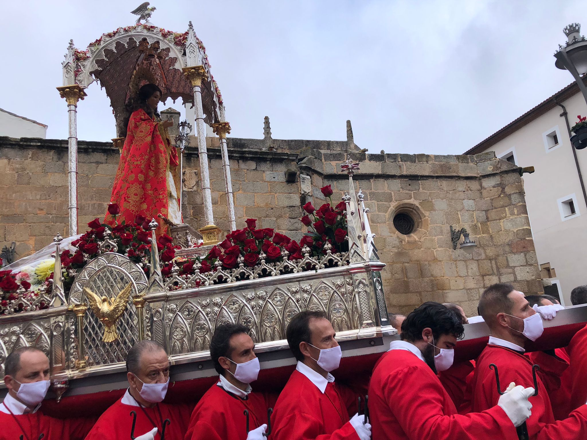 Portadores llevando el paso de la patrona