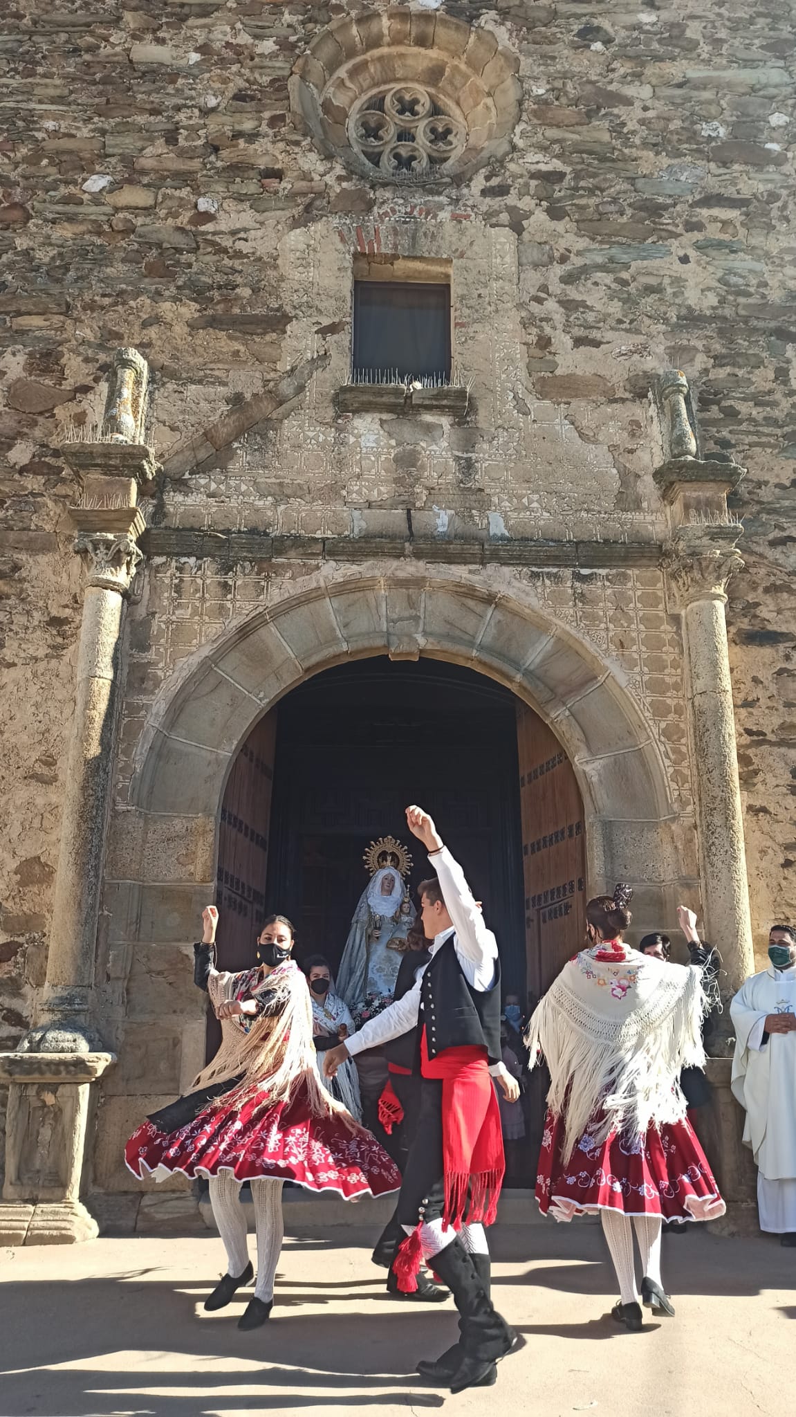 Bailes tradicionales tras la celebración religiosa