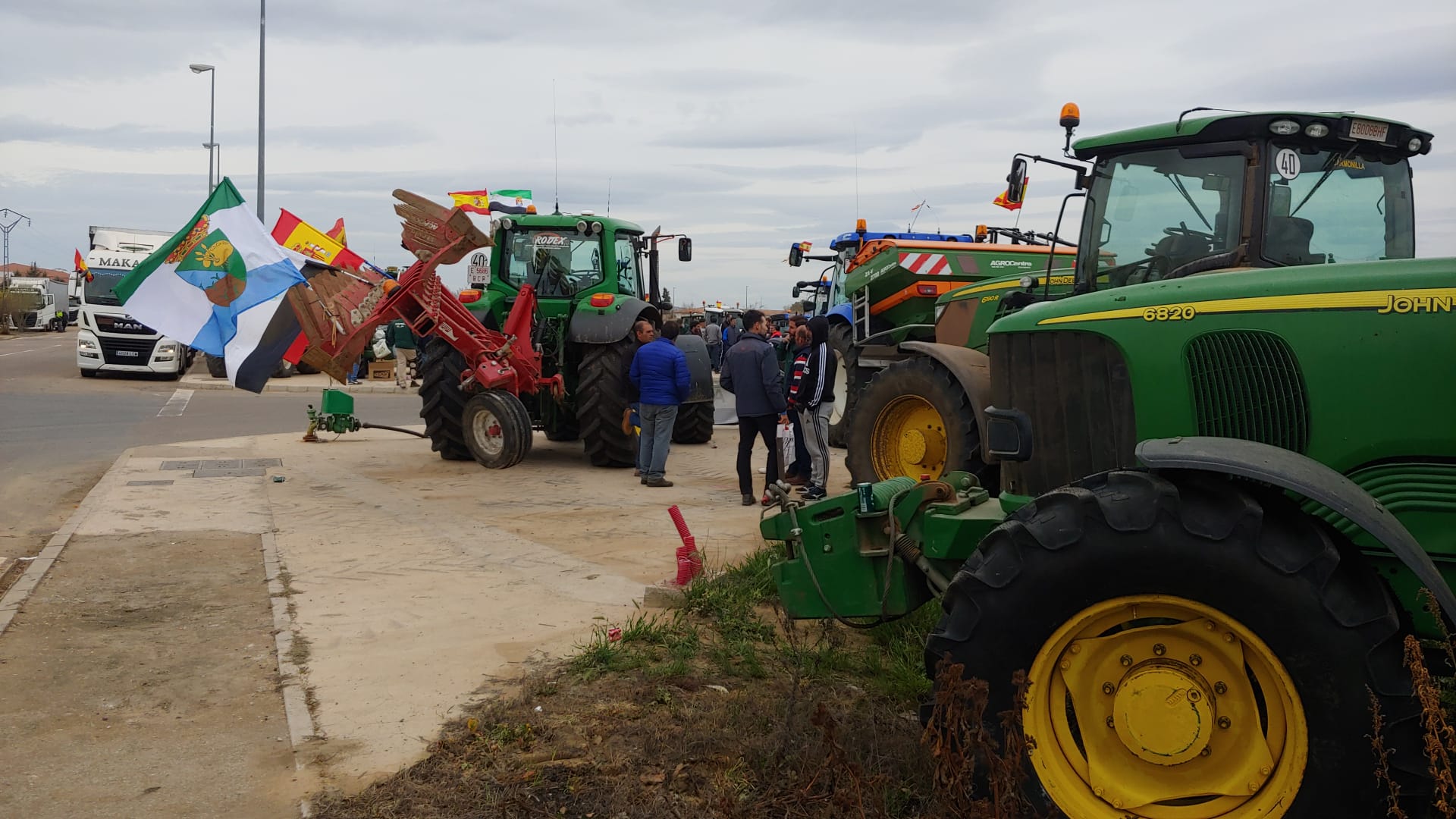 Tractores y camiones parados en el Centro de Transportes de Don Benito