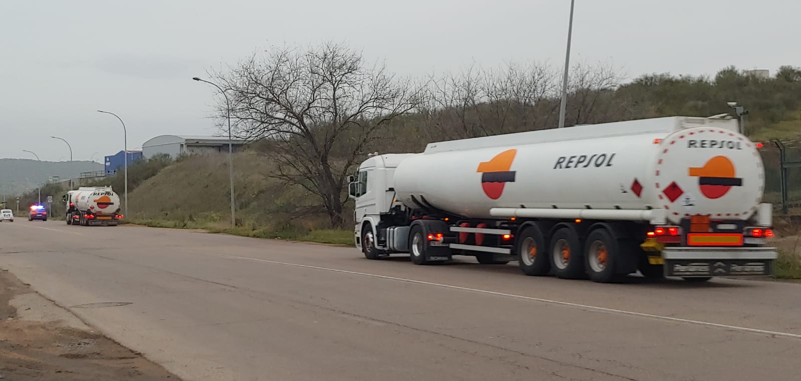 Camiones cisternas cargadas de combustible y escoltadas por la Policía Nacional