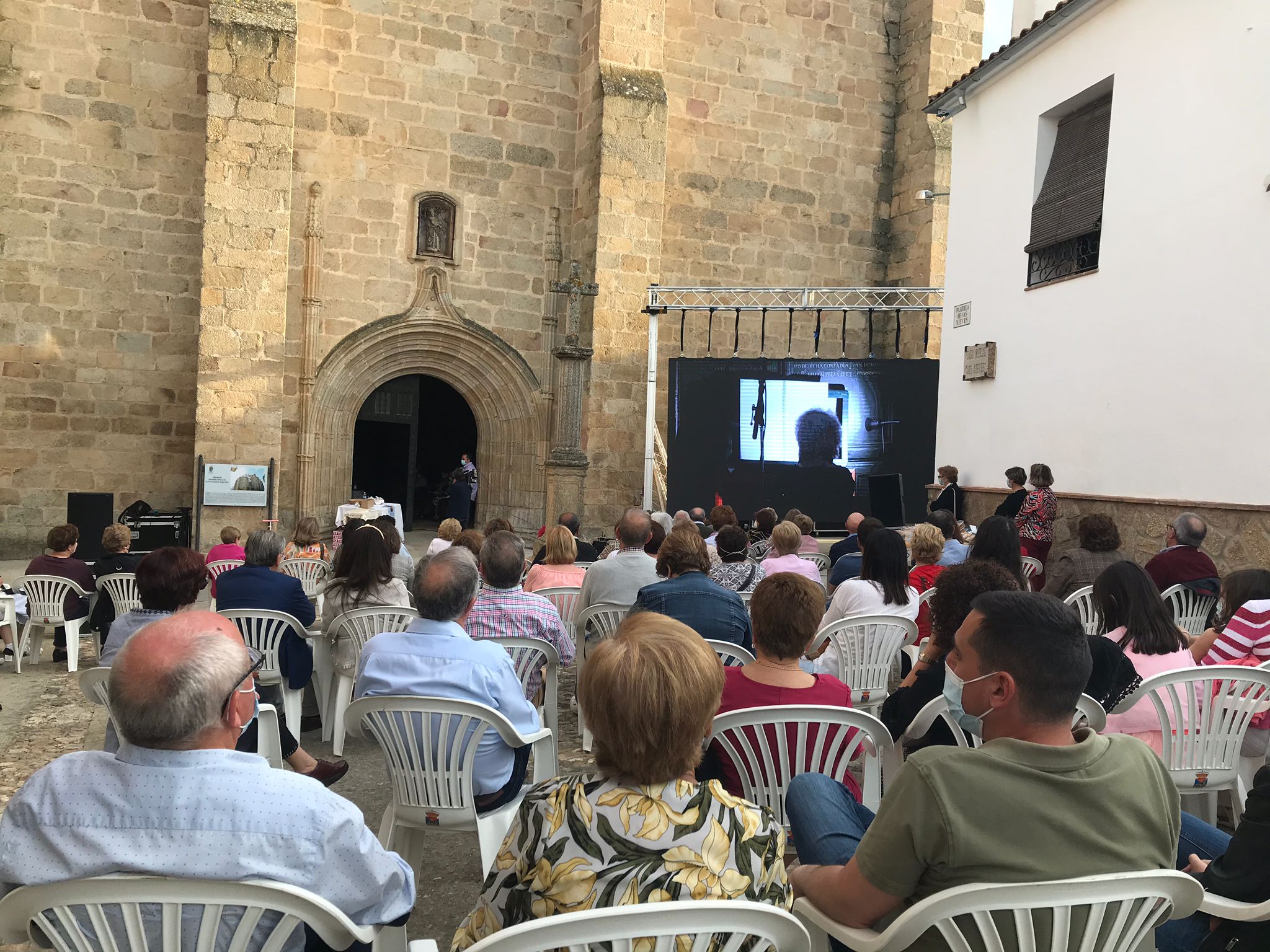 Aficionados a la música siguiendo el concierto en el exterior del templo