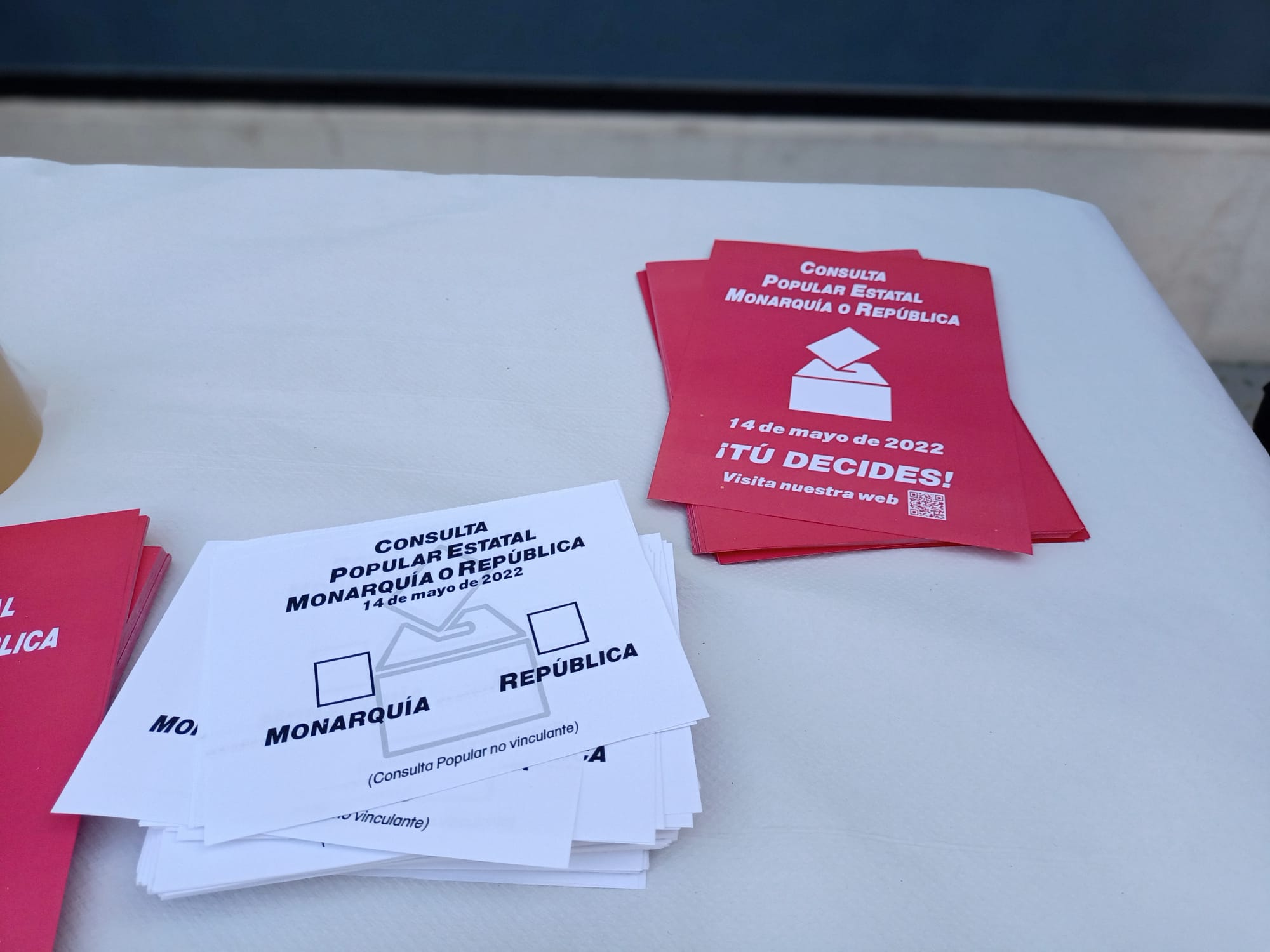 Papeletas y sobre para la consulta.