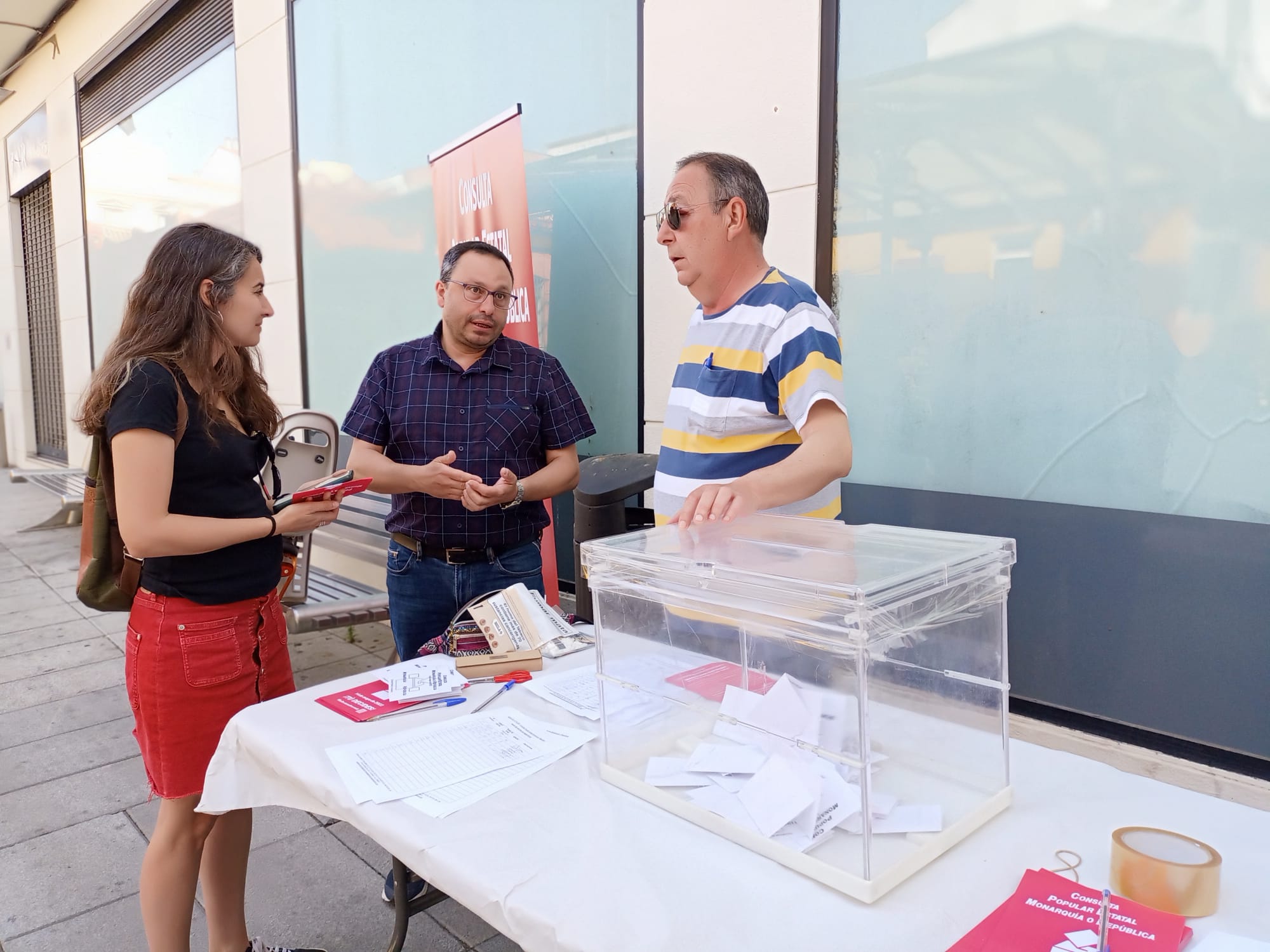Irene de Miguel, coordinadora regional de Podemos, con algunos participantes de la consulta.
